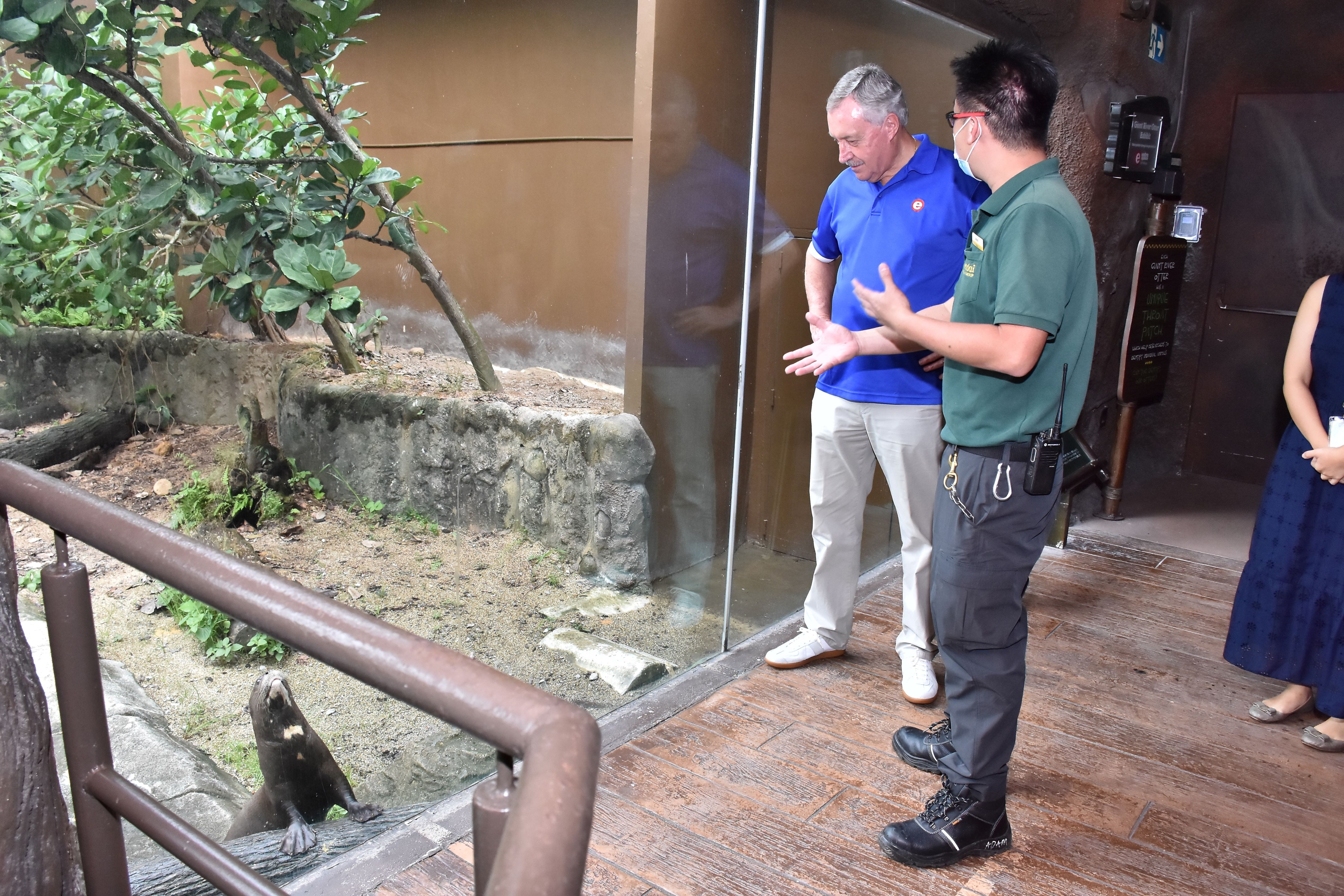 Mr Kenneth and the Otters Carekeeper sharing some information about the otters and interaction scaled 1